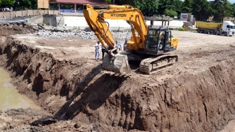 Kayseri'de otopark inşaatında tarihi eser zannedilen su testisi bulundu