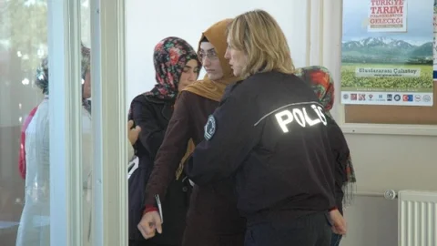 Erzurum'da LYS-4 Sınavı'nda yoğun güvenlik önlemleri emanetçilerin işine yaradı.