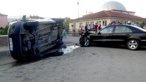 Erzincan'da otomobilin polis aracına çarpması sonucu 3 kişi yaralandı