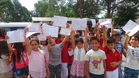 Adana'da karne günü çocuklara sürpriz hediye