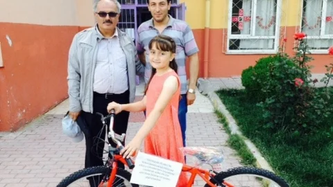 Bilecik'te mahalle manavı bir öğrenciyi ödüllendirdi