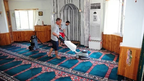 Seferihisar'da Ramazan için camilerde temizlik çalışmaları başladı