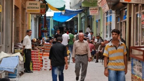 Siirt'te esnaf, yaz tatili nedeniyle memur ve öğrencilerin şehirden ayrılmasıyla zor günler geçiriyor.