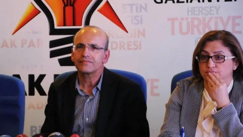 Maliye Bakanı Mehmet Şimşek, AK Parti'nin seçimlerde birinci olduğunu açıkladı.