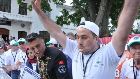 Bursa'da nefes kesen börek yeme şampiyonası düzenlendi