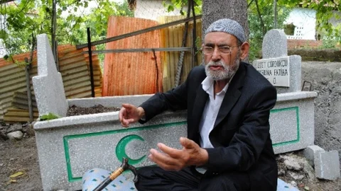 Amasya'da Mezarı Başında Dua Eden Adam