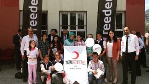 Kızılay'dan çocuklara karne hediyesi