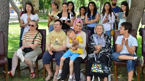 İzmir'de gönüllü gençler engellilere destek verdi