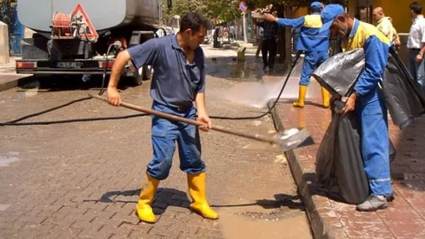 Siirt'te esnaf, balkonlardan atılan çöplere tepki gösterdi.