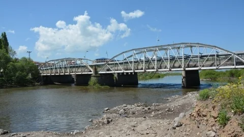 Ardahan'da tarihi köprü üzerindeki ana su şebeke hattı yenilendi.