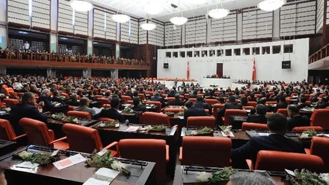 TBMM'de milletvekili kayıtları sürüyor