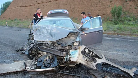 Erzurum Oltu'da trafik kazasında 1 kişi hayatını kaybetti, 1 kişi ağır yaralandı.