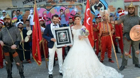 İstanbul'da mehterle düğün yürüyüşü gerçekleştirildi
