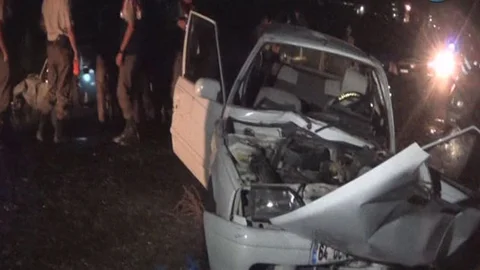 Uşak'ta iki otomobil kafa kafaya çarpıştı