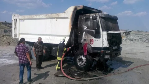 Tekirdağ Malkara'da hafriyat kamyonu yandı