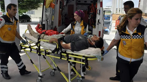 Konya'nın Seydişehir ilçesinde tırpanla ot kesen bir kişi, dalgınlık sonucu ayağını kesti.