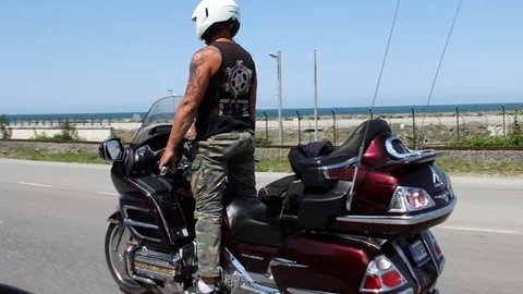 Samsun'da motosikletle ayakta seyahat eden bir kişi ilgi odağı oldu.