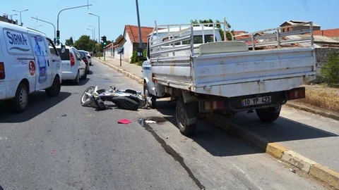 Ayvalık'ta motosiklet ile kamyonet çarpıştı