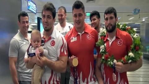 Milli güreşçi Rıza Kayaalp yurda döndü