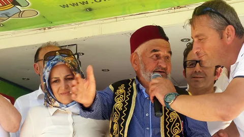 İstanbul'da Kumrulular pikniğinde 100 yaşındaki Mehmet Oldu ağalık kemerini takarak dikkatleri üzerine çekti