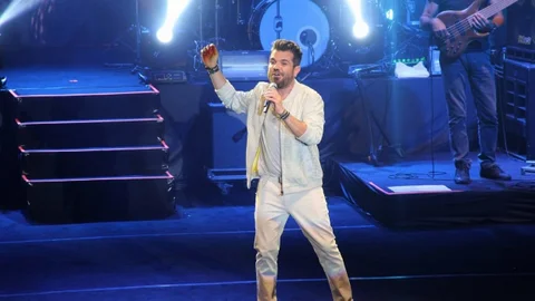 Bursa'da Kenan Doğulu'dan muhteşem performans