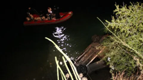 Adana'da kadın sürücünün bulunduğu otomobil göle düştü.