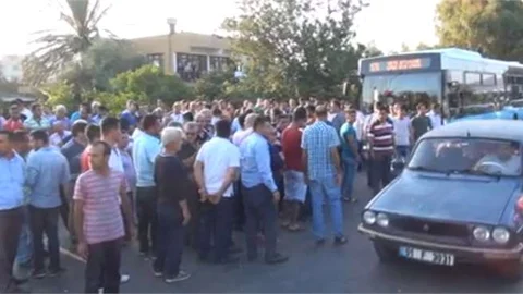 Silifke de Karayolunu Trafiğe Kapattılar