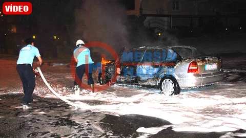 Tarsus’ta Seyir Halindeki Araç Yanarak Kullanılamaz Hale Geldi