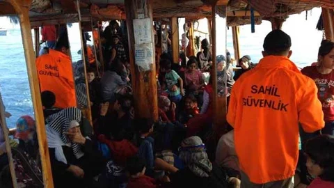 Tur Teknesinde 362 kaçak göçmen yakalandı