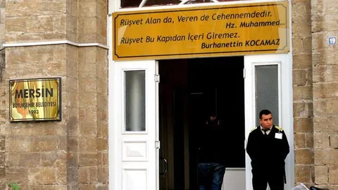  Rüşvet İddiasıyla Suçlanan Meclis Üyesi İstifa Etti