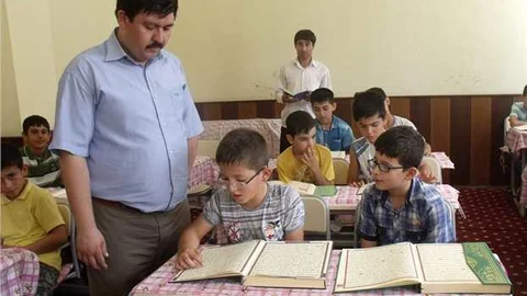 Çocuklar Kur'an öğreniyor