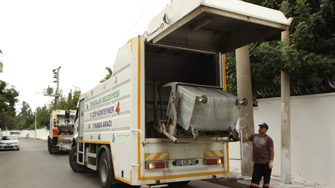 Toroslar'da Çöp Konteynırları Yıkanıyor