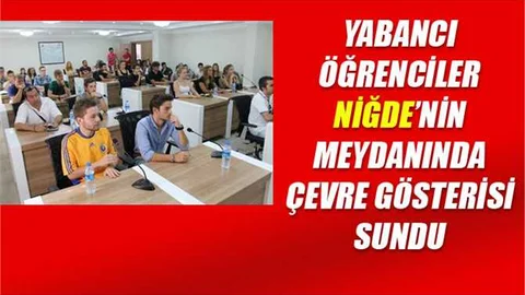 Yabancı öğrenciler Niğde'nin meydanında çevre gösterisi sundu
