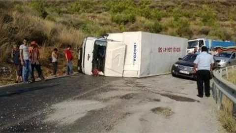 Kamyon Devrildi, D-400 Tıkandı