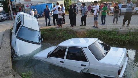 Çarpışan otomobiller sulama kanalına düştü