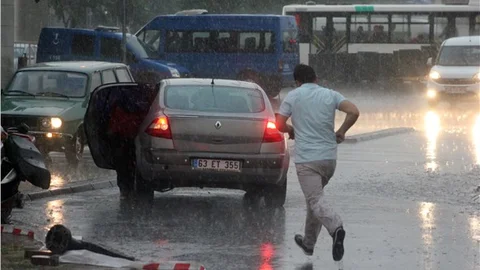 Yarım saat süren yağmur hayatı felç etti