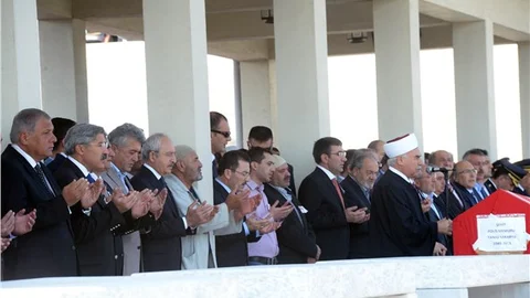 Kılıçdaroğlu, şehit polisin cenazesine katıldı