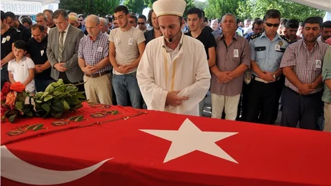 Meslektaşı nişanlısı tarafından vurulan polis memuru toprağa verildi
