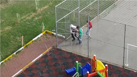 Aksaray'da dolu ile karışık yağmur serinletti