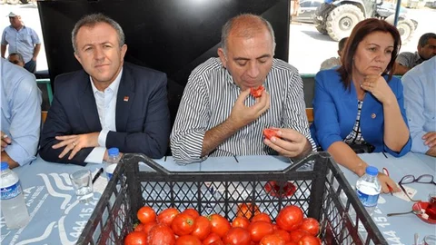 CHP’li Gürsel Tekin çiftçiyi dinledi, çözüm sözü verdi