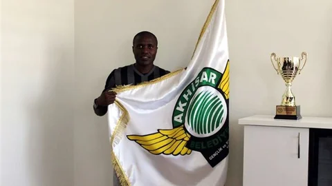 Akhisarspor, St-Etienne'den N'guemo ile sözleşme imzaladı