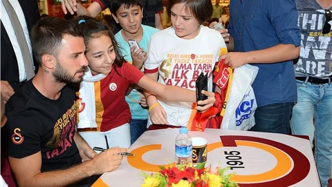Torku Konyaspor maçı öncesi Galatasaraylı futbolcular taraftarla buluştu