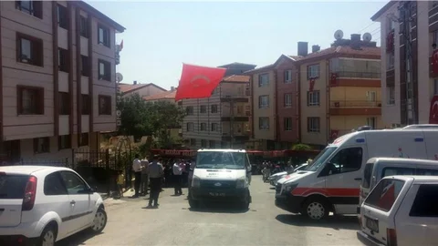 Şehit polisin Ankara'daki evinin sokağı bayraklarla donatıldı