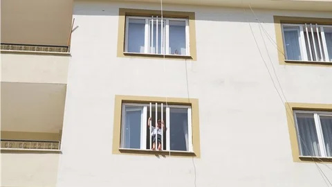 Emekli öğretmen, çocuklar pencereden sarkmasın diye akıllı korkuluk icat etti