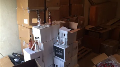 İzmir'de bin 500 şişe kaçak içki ele geçirildi