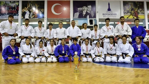 İzmirli judocular Zafer Kupası'nda 17 madalyayla birinci oldu