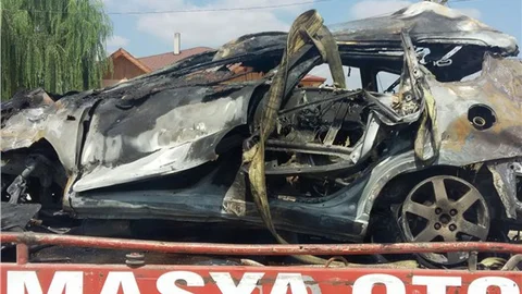 Sıkıştığı otomobilde yanarak can verdi