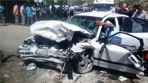 Ticari araçla otomobil kafa kafaya çarpıştı 1 ölü, 3 yaralı