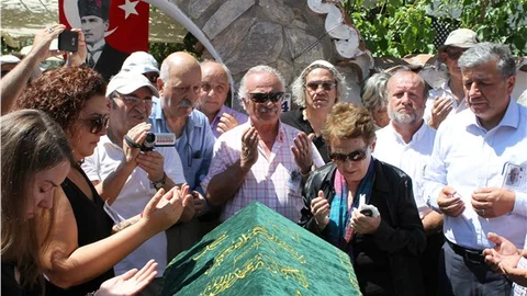 Oktay Akbal Akyaka'da toprağa verildi