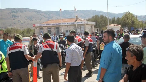 Tatilcilerden 'Gökçeada'da feribot kuyruğu' tepkisi